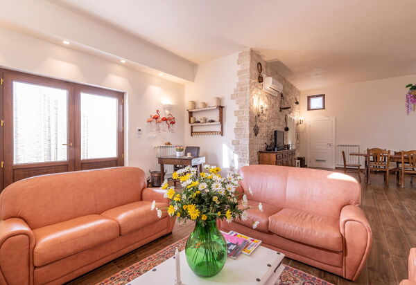 Villa Icaria: Living Room